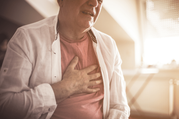 Pijn op de borst: symptomen, oorzaken en wanneer je naar de dokter moet